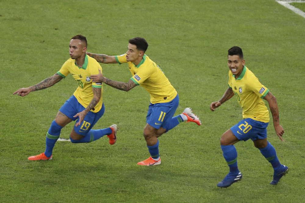 ＜南米選手権決勝＞前半15分、先制ゴールを決め喜ぶブラジル代表FWエベルトン（左）（AP）
