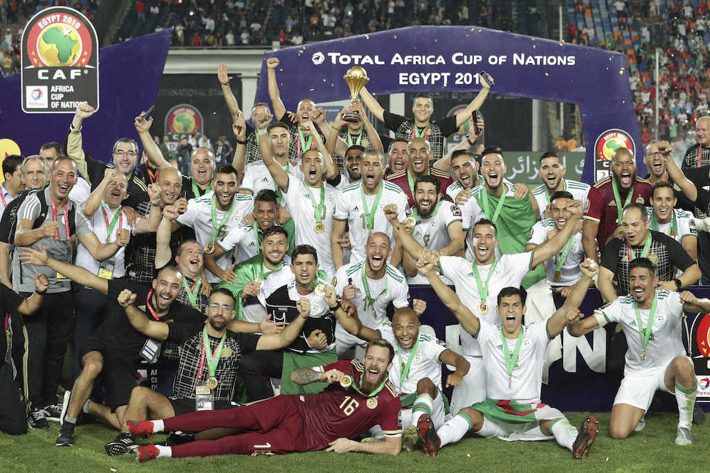 アフリカ選手権2度目の優勝を果たし、歓喜するアルジェリア代表イレブン（AP)