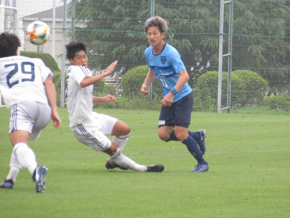横浜FCのカズ（右）が練習試合で健在ぶりアピール