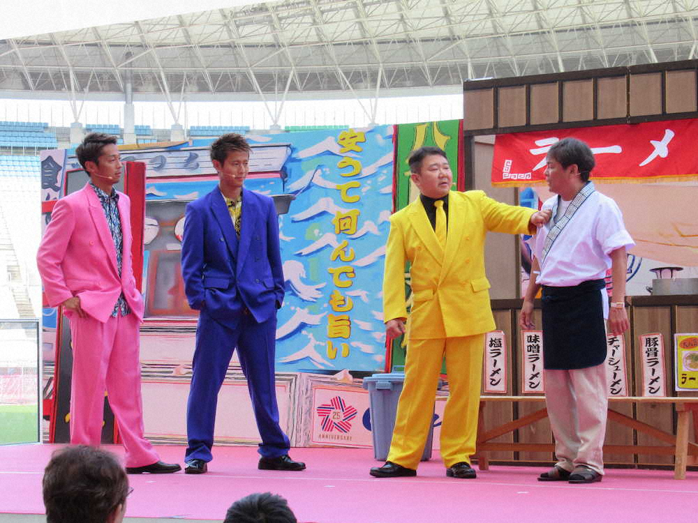 「セレッソ新喜劇」で演じる（左から）清武、柿谷、吉本新喜劇のはじめ、内場勝則