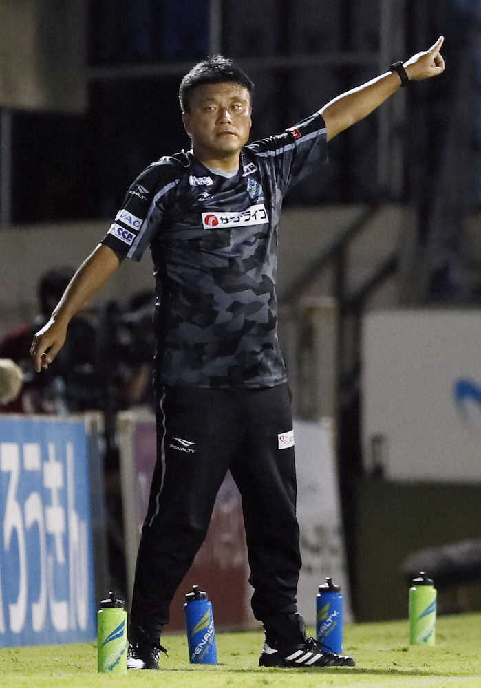 11日のサッカーJ1磐田戦で指揮を執る湘南のチョウキジェ監督