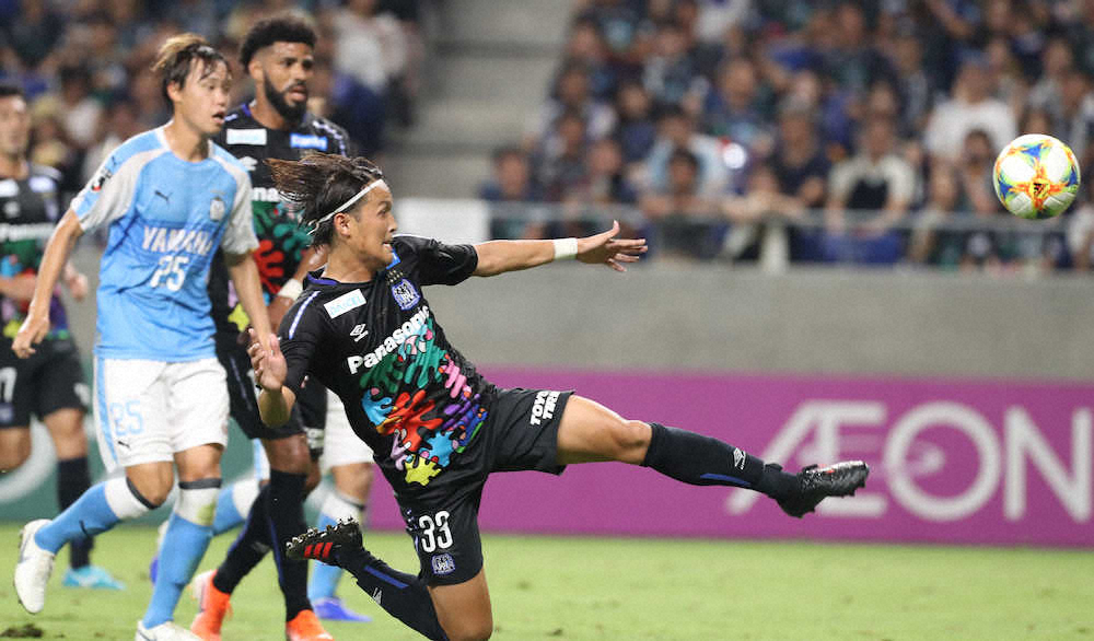 【画像・写真】＜G大阪・磐田＞前半、小野瀬のクロスに飛び込んだ宇佐美だが、ボールはそのままゴールに吸い込まれた（撮影・山口　和洋）