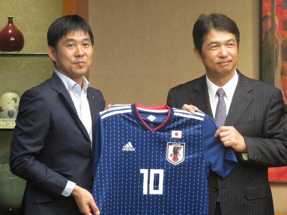 茨城県の大井川知事（右）を表敬訪問した日本代表の森保監督