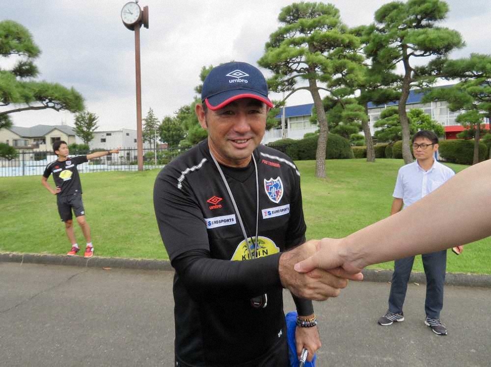 練習後、ファンに丁寧に対応したFC東京・長谷川監督