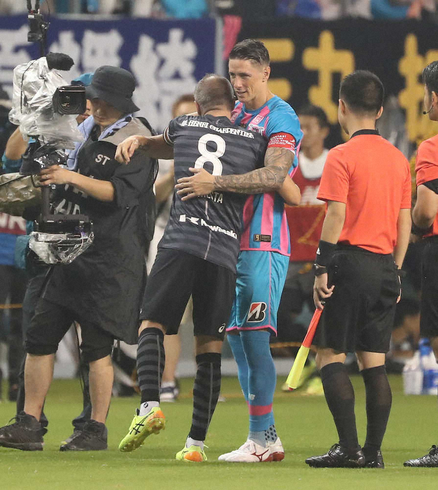 【画像・写真】イニエスタ、トーレス引退試合で無念の負傷交代　左太腿付近を痛める