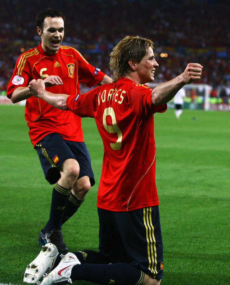 08年、欧州選手権決勝でゴールを決めたスペイン代表・トーレスをイニエスタ（左）が祝福する