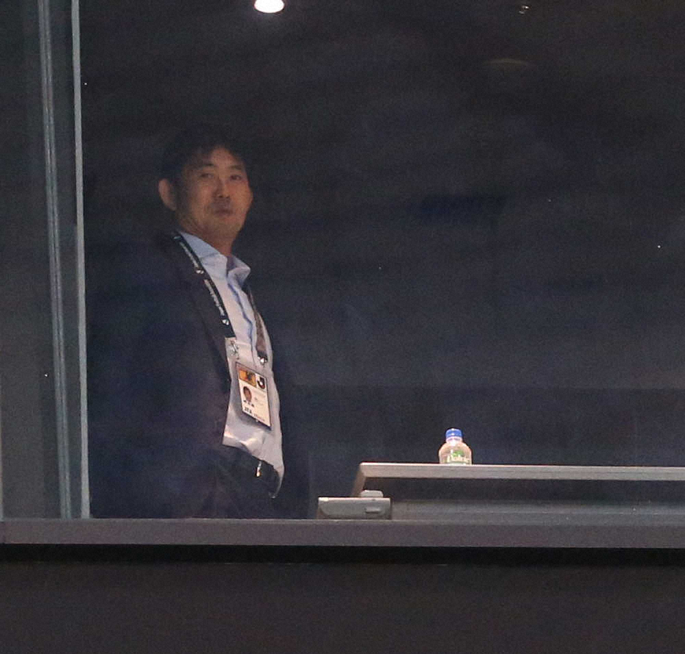 札幌ーFC東京の試合を視察する日本代表の森保監督