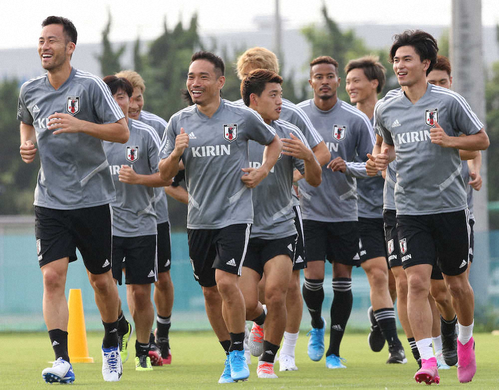 ＜サッカー日本代表練習＞笑顔でランニングする吉田（左）長友（中）南野（右）ら（撮影・西海健太郎）