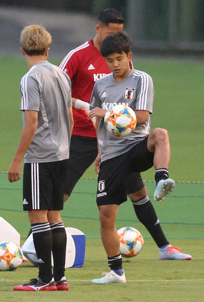 ＜サッカー日本代表練習＞ボール回しでパスを出す久保（右）（撮影・西海健太郎）