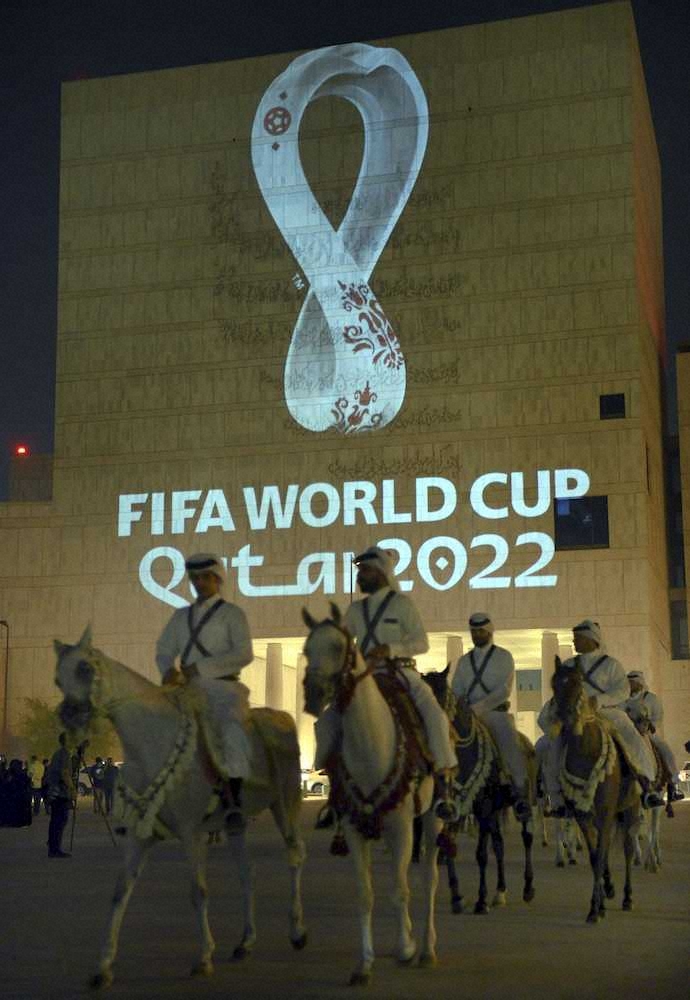 壁に映し出されたサッカーの2022年ワールドカップ（W杯）カタール大会の公式エンブレム＝3日、ドーハ