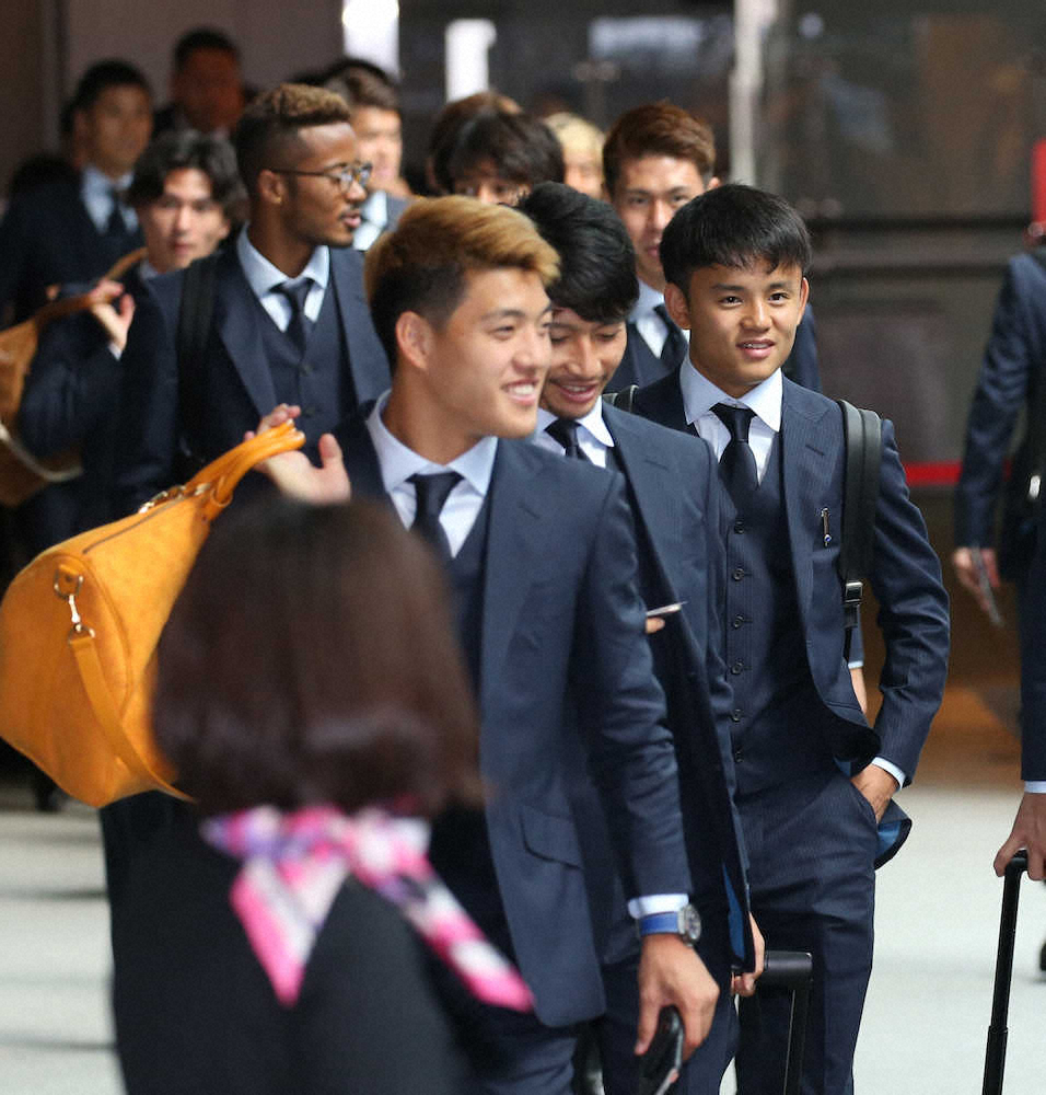 ＜サッカー日本代表出発＞笑顔で出発する久保（右）（撮影・西海健太郎）