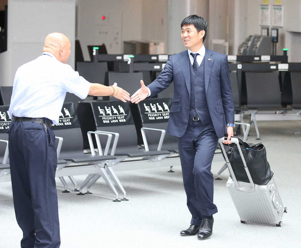 ＜サッカー日本代表出発＞空港スタッフと握手する森保監督（撮影・西海健太郎）
