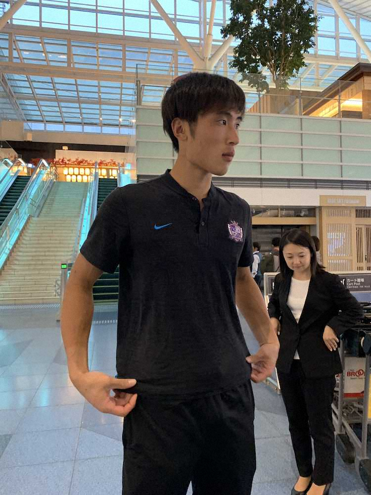 【画像・写真】U22代表帰国　GK大迫敬介“能活魂”で「凄くトライできた」