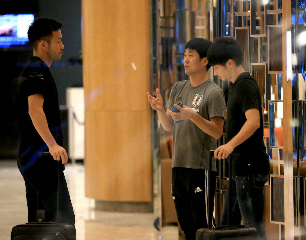 ホテルのロビーで話をする（左から）吉田、森保監督、柴崎（撮影・篠原岳夫）