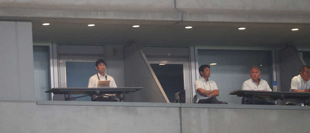 ＜鹿島・FC東京＞前半、試合を視察する日本代表・森保監督（左端）（撮影・大塚　徹）