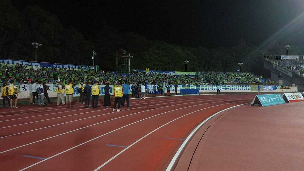 湘南 クラブワーストタイ6失点 試合後 サポーターと話し合う場面も スポニチ Sponichi Annex サッカー