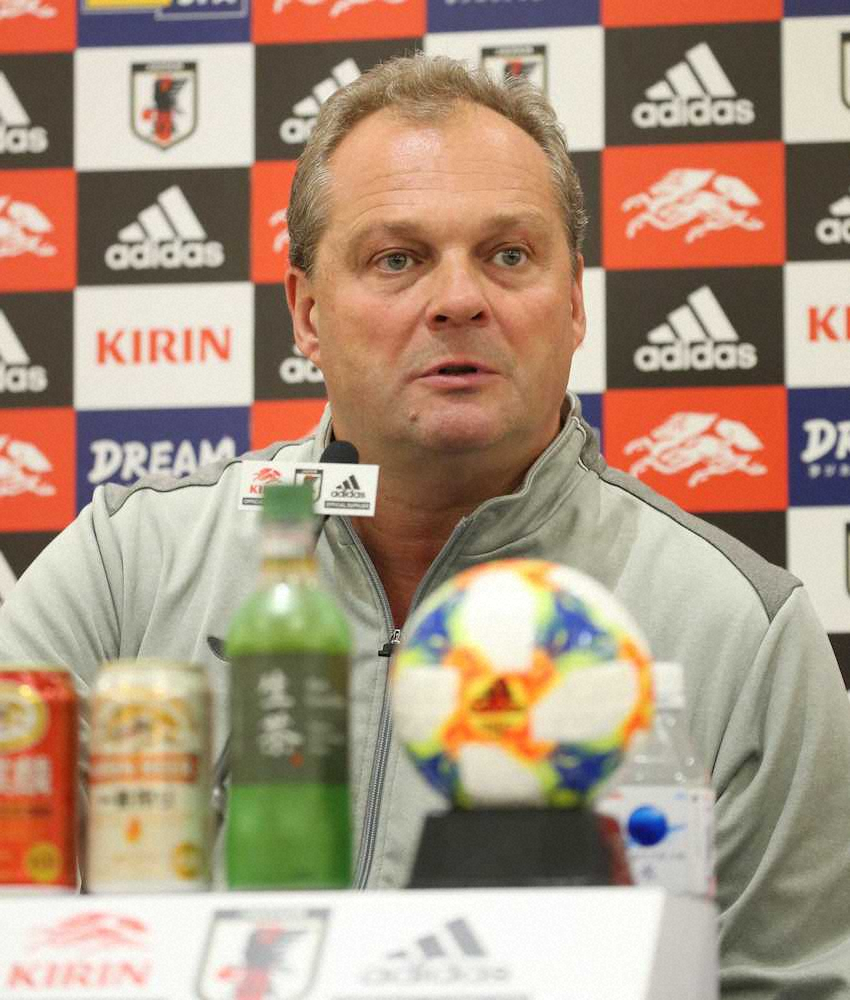 【画像・写真】モンゴル代表・ワイス監督　流ちょうな日本語披露　日本戦では「保守的な試合をする」