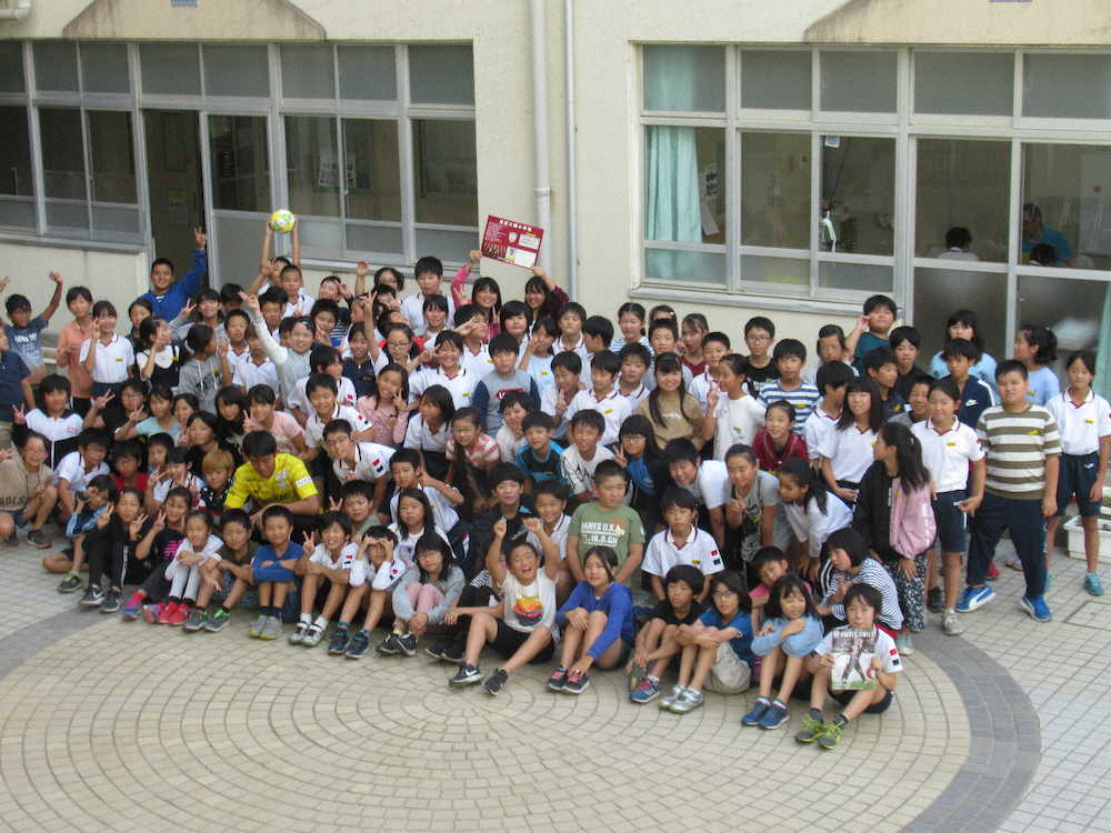 子どもたちとの記念撮影を行う神戸GK飯倉