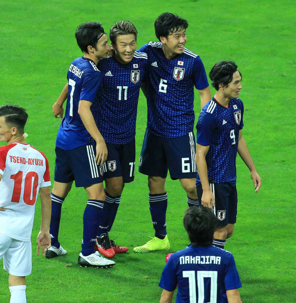 ＜日本・モンゴル＞前半、ゴールを決めた永井（左から3人目）を祝福する日本代表イレブン（撮影・西尾　大助）