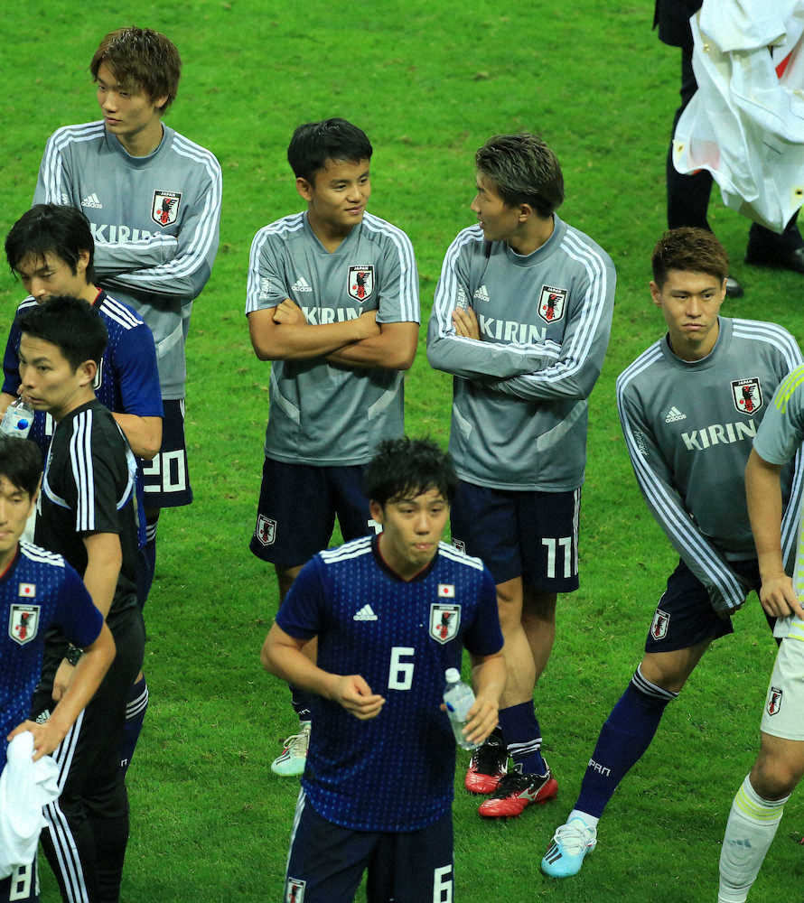 ＜日本・モンゴル＞試合後、永井と話す久保（左から2人目）（撮影・西尾　大助）