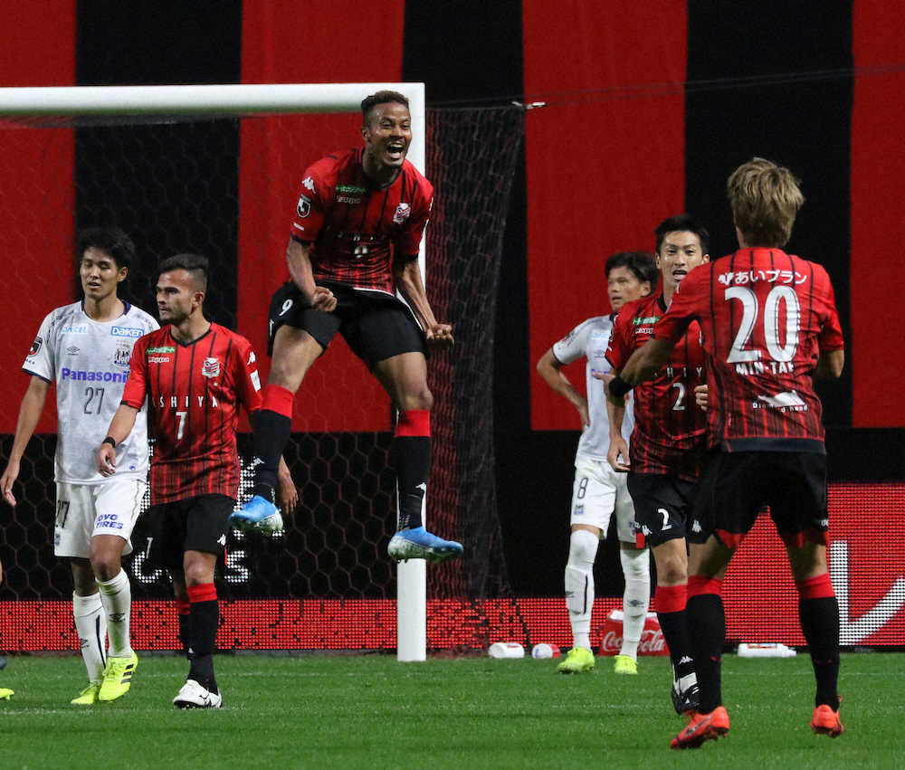 ＜札幌・G大阪＞勝利の瞬間、札幌の鈴木（左から3人目）ら選手たちは大喜び