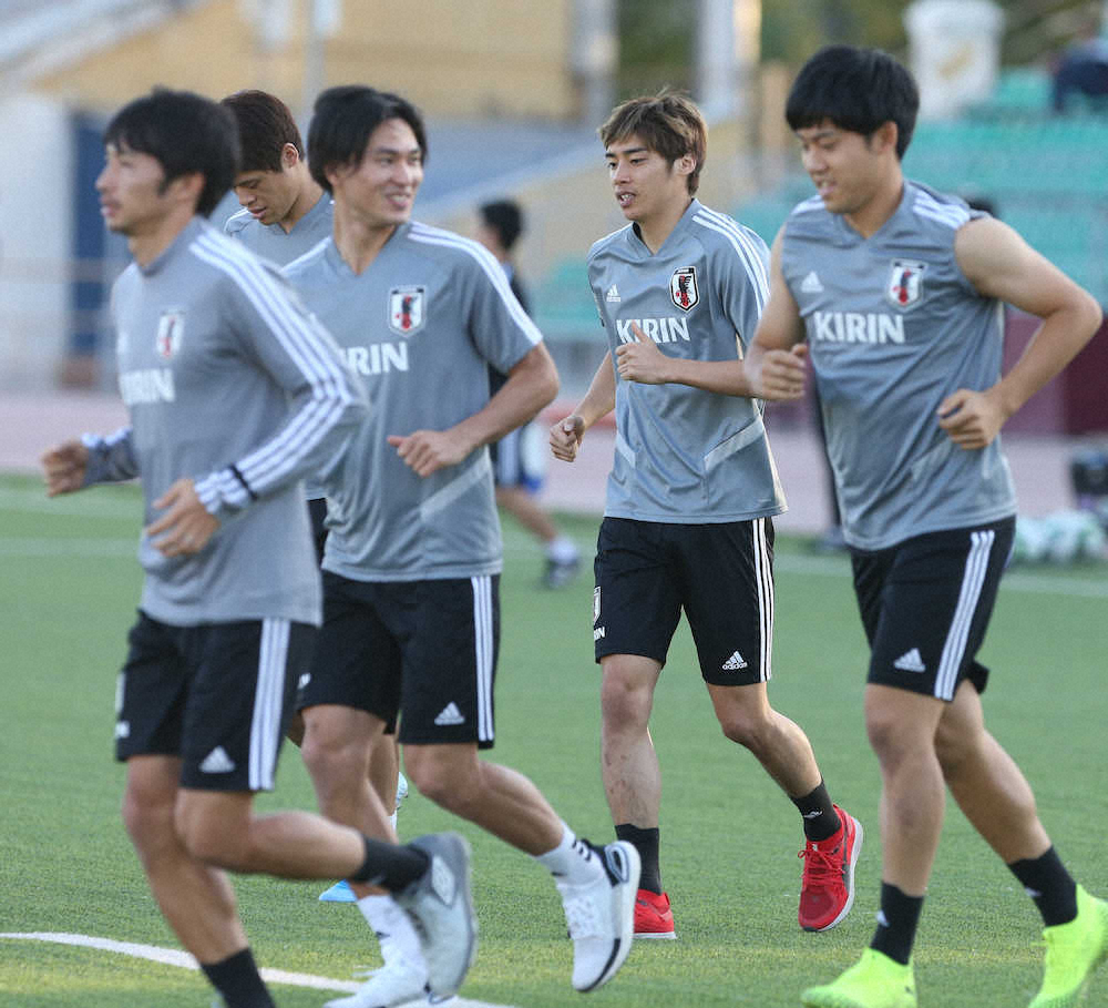 ＜サッカー日本代表練習＞ランニングする伊東（右から2人目）ら（撮影・西海健太郎）