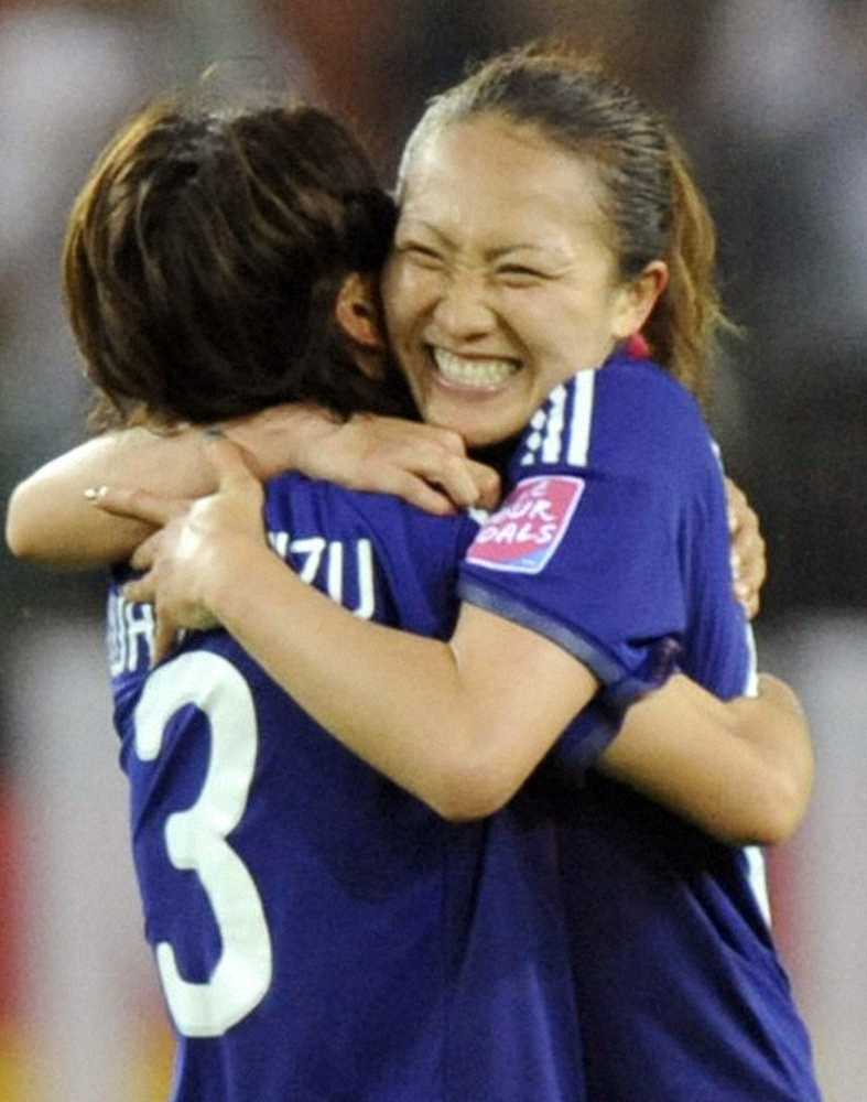 2011年女子W杯準々決勝でドイツに勝利し、DF岩清水（左）と抱き合って喜ぶ決勝ゴールのFW丸山