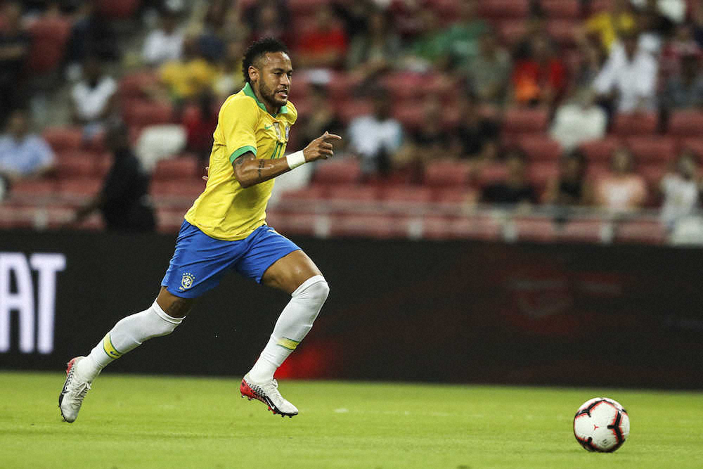 10日、セネガルとの親善試合でプレーするブラジル代表のネイマール（AP）