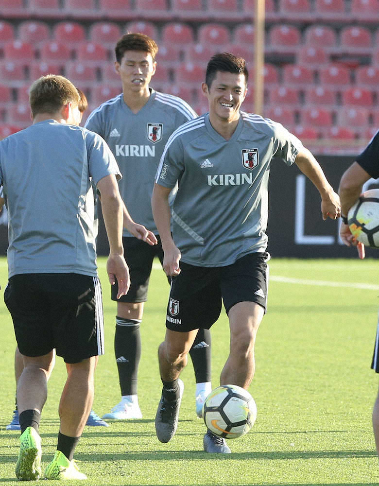 ＜サッカー日本代表練習＞笑顔でボールを追いかける植田（右）（撮影・西海健太郎）