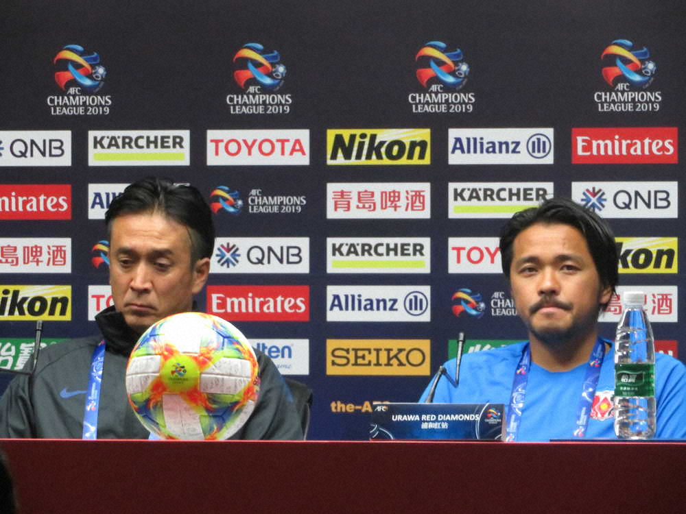 ACL準決勝第2戦に向け、会見する浦和の大槻監督（左）と興梠