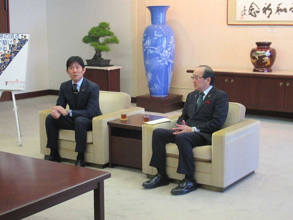 松井一実広島市長と談笑する森保監督（左）
