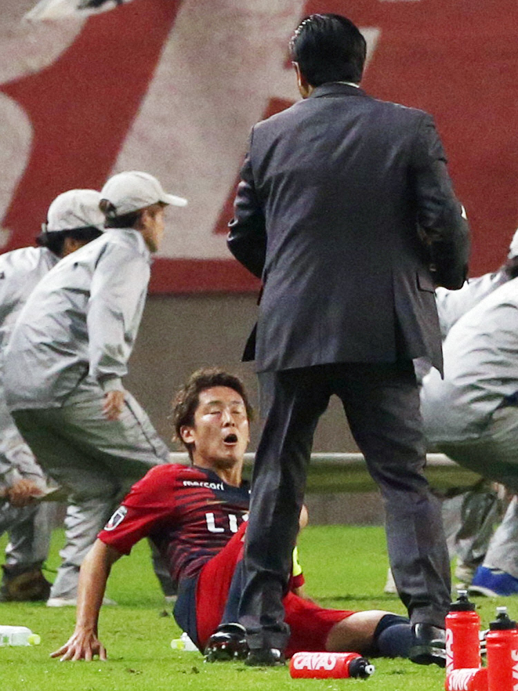【画像・写真】浦和・大槻監督、激高…永木突き飛ばし“新ルール1号”一発退場処分