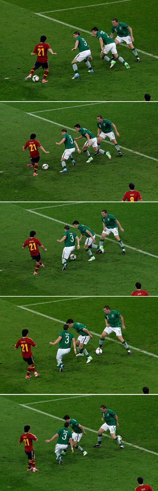 ＜ＥＵＲＯ２０１２　スペイン・アイルランド＞後半４分、アイルランドＤＦ４人のマークをかいくぐり、左足でゴールを決めるスペイン代表のＭＦダビド・シルバ（左）(AP)