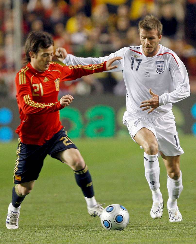 ＜スペイン・イングランド＞競り合うスベイン代表のＭＦダビド・シルバ（左）とイングランド代表のＭＦデビッド・ベッカム（AP）