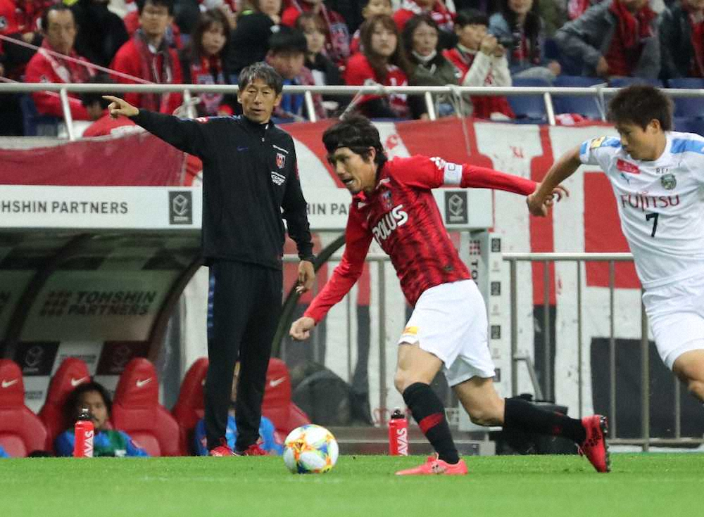 【画像・写真】前半、ベンチで指示を出す監督代行の上野ヘッドコーチ（撮影・大塚　徹）　　　　　　　　　　　　　　　　　　　　　　　　　　　　　　　　　　　　　　　　　　　　　　　　　　　　　　　　　　　　　　　　　　　　　　　　　　　　　　　　　　　　　　　　　　　　　　　　　　　　　　　　　　　　　　　　　　　　　　　　　　　　　　　　　　　　　　　　　　　　　　