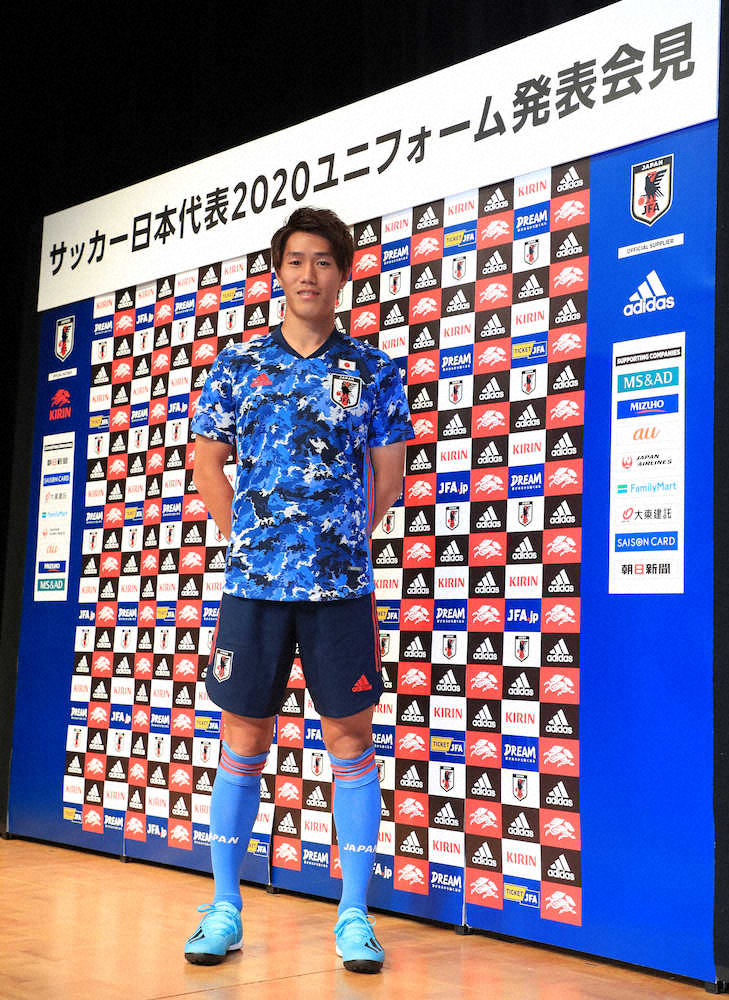 サッカー日本代表新ユニホームに身を包み笑顔を見せる横浜・遠藤（撮影・西尾　大助）