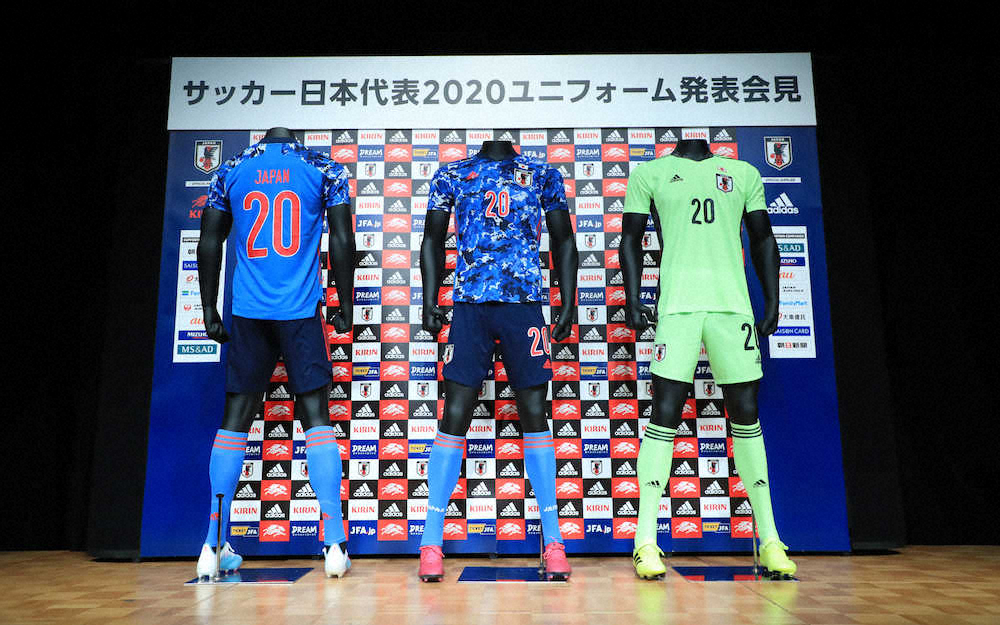 サッカー日本代表新ユニホーム（撮影・西尾　大助）