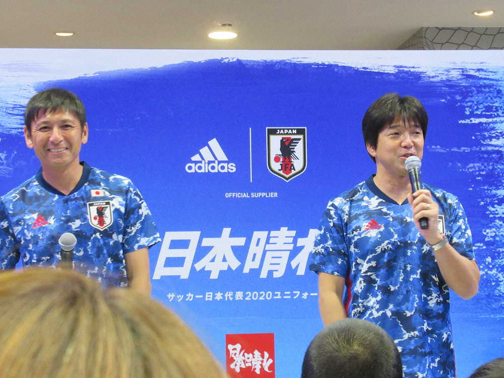 サッカーショップKAMOのイベントでトークショーを行う名波氏（右）と中田浩二氏