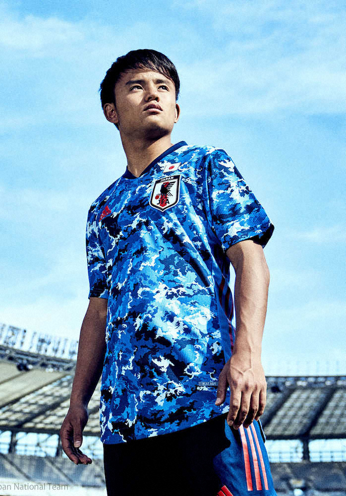 サッカー日本代表の新ユニホームを着用する久保建英（アディダス 