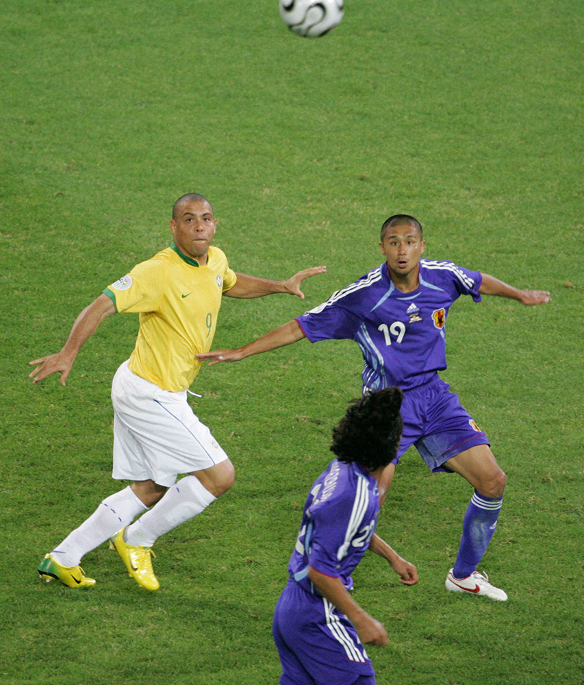 2006年6月のW杯ドイツ大会・ブラジル戦で、ブラジル代表のロナウドと競り合う日本代表DF坪井