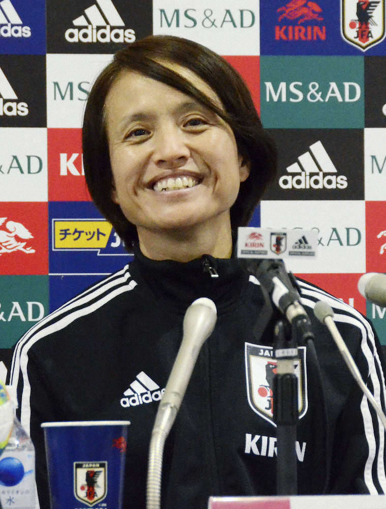 南アフリカ戦を前に、記者会見するサッカー女子日本代表の高倉監督
