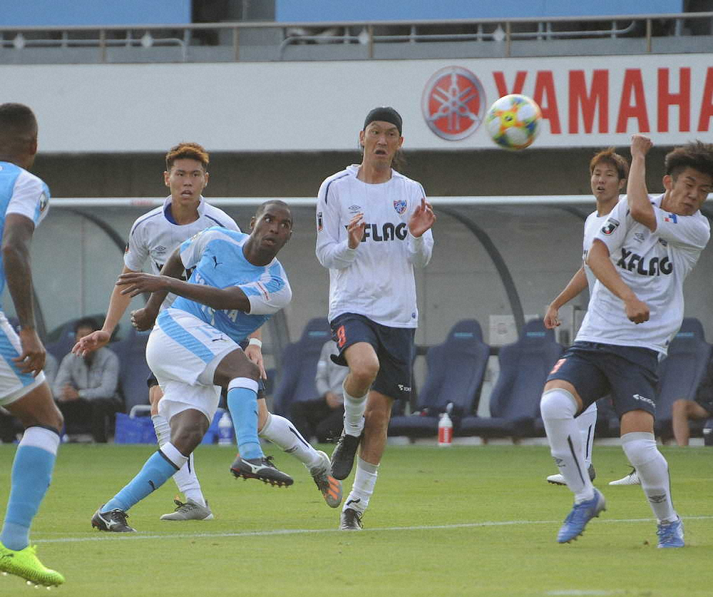 磐田 Fc東京 後半19分 磐田 アダイウトン 左から2人目 がシュートを放つも枠外 スポニチ Sponichi Annex サッカー