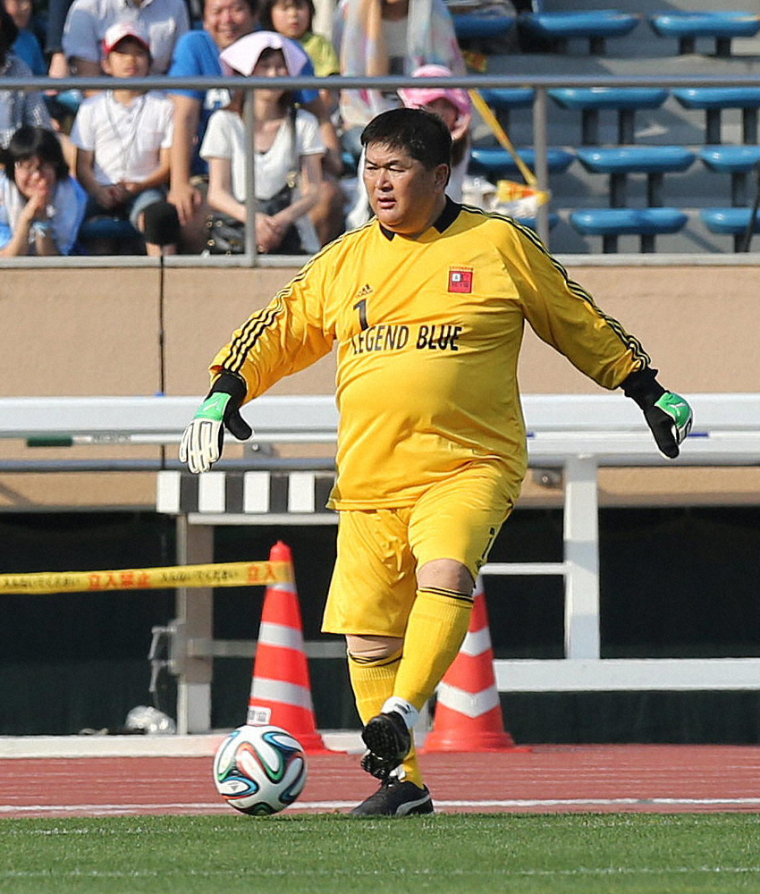 2014年、サッカーレジェンドマッチでゴールキーパーを務める田口光久氏