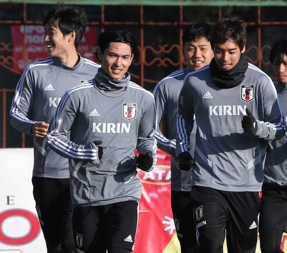 ＜サッカー日本代表練習＞ランニングする南野（左から2人目）らイレブン（撮影・西海健太郎）