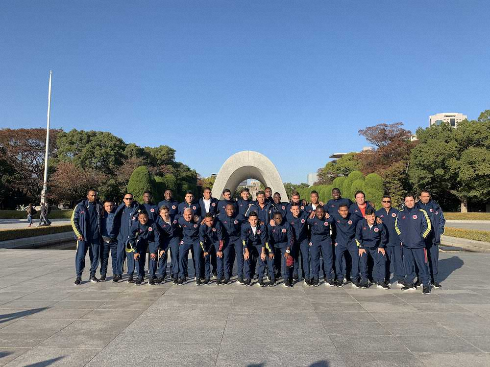 広島市中区の平和記念公園を選手全員で訪れたu 22コロンビア代表 スポニチ Sponichi Annex サッカー