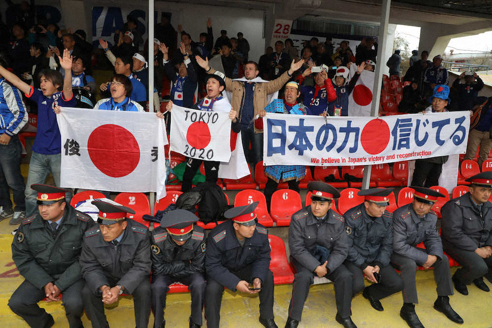 日本サポーターを警察が厳重警備する（撮影・西海健太郎）