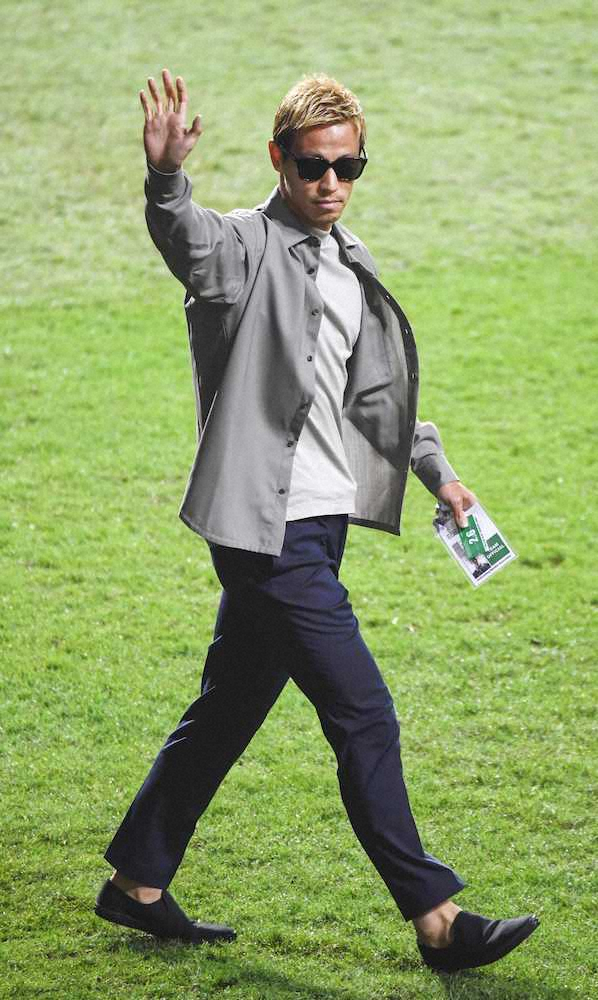 サッカーW杯アジア2次予選の香港―カンボジア戦に姿を見せた、カンボジア代表の実質的な監督を務める本田圭佑