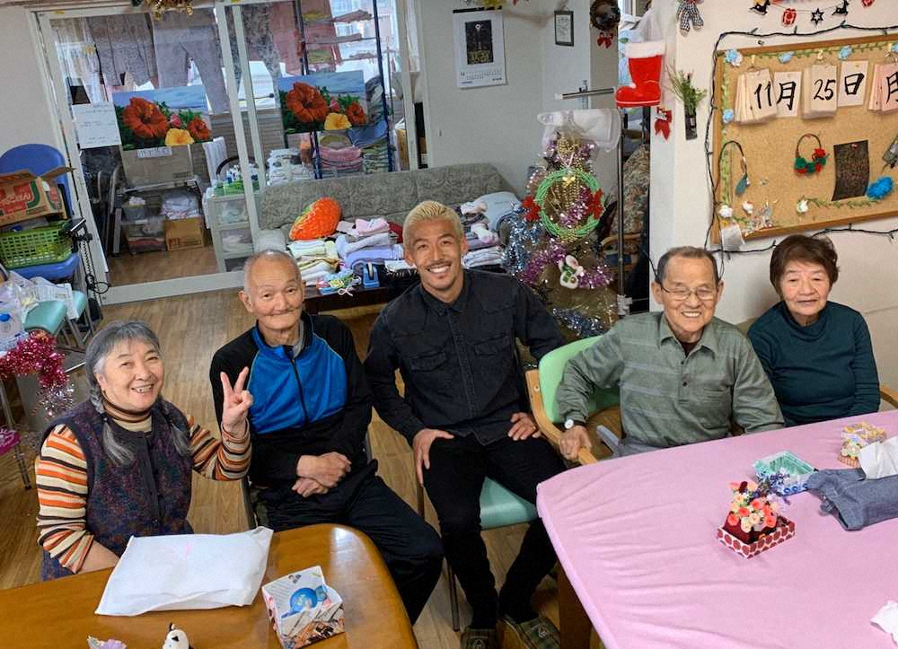 【画像・写真】札幌　GK菅野「触れ合い続けたい」　老人ホームを訪問