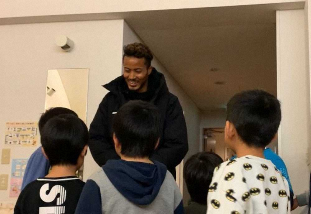 【画像・写真】札幌・鈴木武蔵　児童養護施設を訪問「頑張っている姿を見ると心に刺さるものがある」