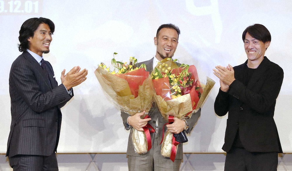 現役引退を発表し、元日本代表の中沢佑二氏（左）、楢崎正剛氏（右）に拍手を送られるJ2京都の闘莉王